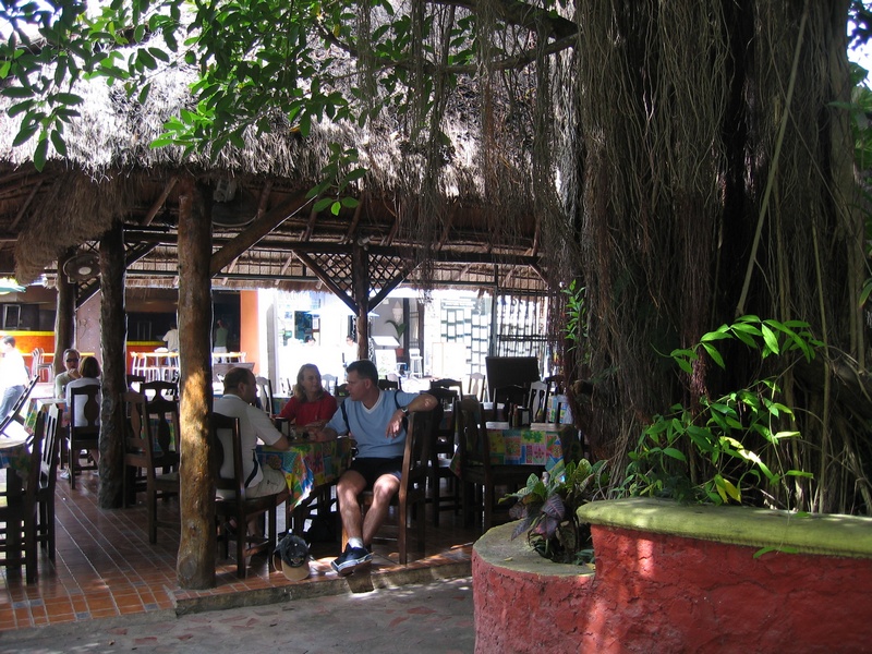 entlang der Bars und Restaurants